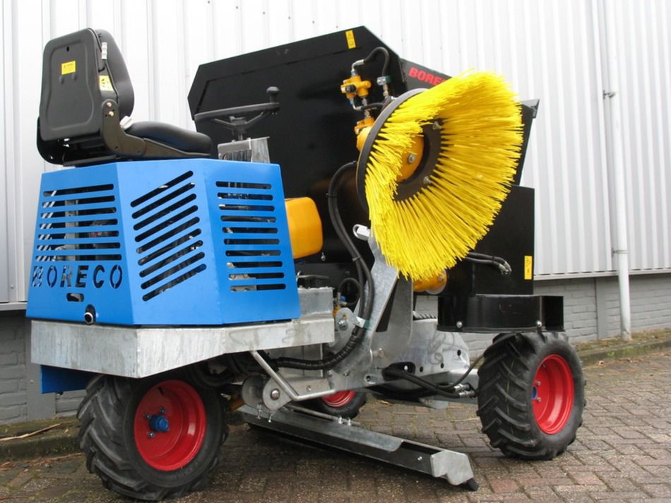 Selfpropelled straw spreader bedding / with brush / with