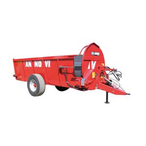 trailed manure spreader