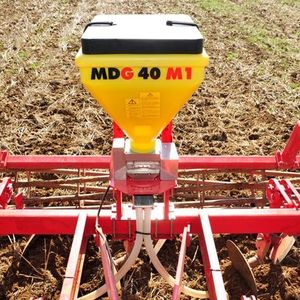 seed drill-mounted fertilizer spreader