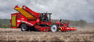 self-propelled harvester