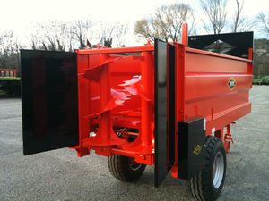 trailed manure spreader