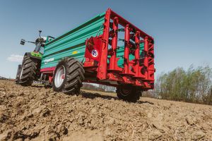 trailed manure spreader