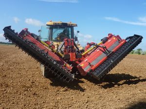 stone burier with hydraulic adjustment