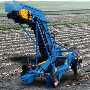 onion harvester / tractor-mounted
