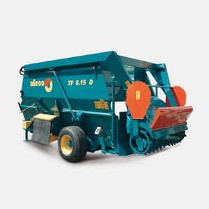 horizontal mixing wagon / trailed / side discharge / self-loading