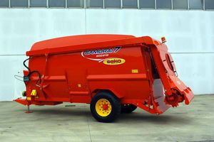 horizontal mixing wagon / trailed / side discharge / 2-auger