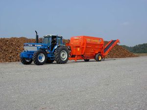 towed wood chipper / PTO-driven / hydraulic