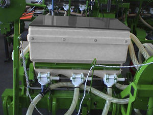 mounted fertilizer spreader / solid / pneumatic