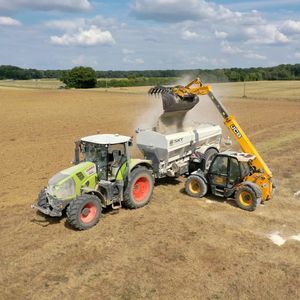 towed fertilizer spreader