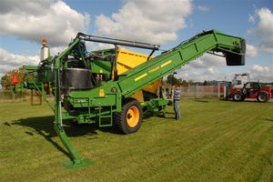 beet cleaner-loader