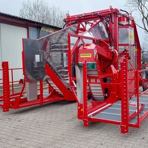 harvester machine with work plateform