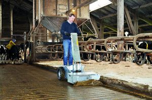 self-propelled manure scraper