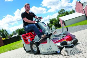 self-propelled manure scraper