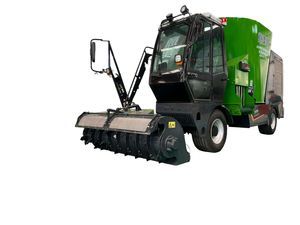self-propelled feed mixer
