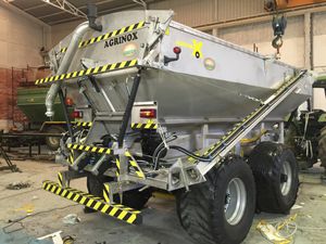 trailed fertilizer spreader / folding