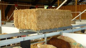 stationary bale unroller