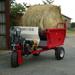 self-propelled bale unroller