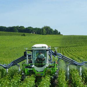 tractor-mounted sprayer / for viticulture / folding arms / air-assisted
