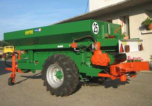 trailed fertilizer spreader
