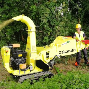 self-propelled wood chipper / with combustion engine / tracked