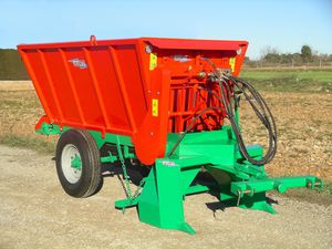 trailed muck spreader