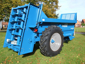 trailed manure spreader