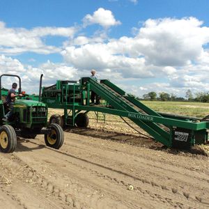 onion harvester / trailed / single-row