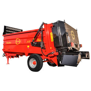 trailed manure spreader