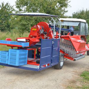 raspberry harvester / berry / trailed / single-row