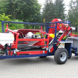 berry harvester / trailed / single-row