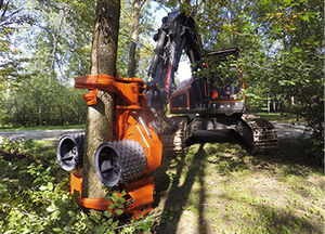 tracked forestry harvester / with crane