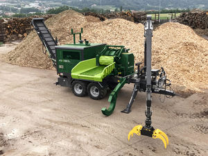 towed wood chipper / diesel / with crane