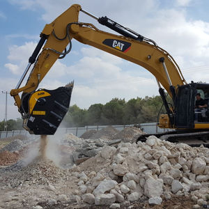 stone crusher with hydraulic adjustment