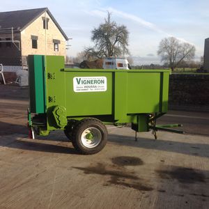 trailed manure spreader
