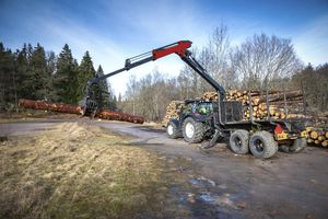 trailer-mounted forestry crane 1
