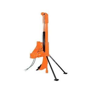 subsoiler with hydraulic adjustment