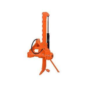 subsoiler with hydraulic adjustment