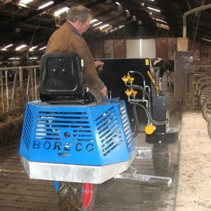 self-propelled straw spreader