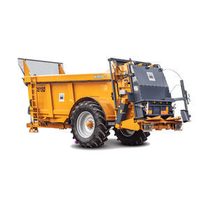 trailed manure spreader
