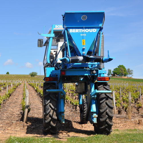 Viticulture duster - VEGA - BERTHOUD - mounted / for straddle tractors