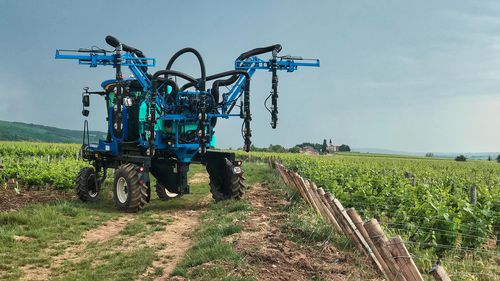 Self-propelled sprayer - CRUIS’AIR 9070 - BERTHOUD - for viticulture / hydraulic / folding arms