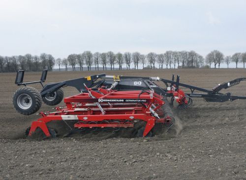 Towed field cultivator - Geminator Pro series - KONGSKILDE Industries A/S - with roller / spring tine