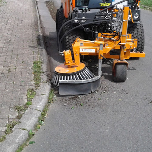 Tractor-mounted sweeper - KM 20 T/S - Michaelis Maschinenbau GmbH - groundcare / front-mount / aligning