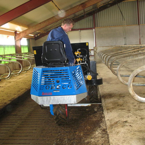 Cattle automatic feeding system selfpropelled / bucket