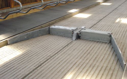 U-shaped manure scraper - CK Industries - chain / straight / for slatted floors