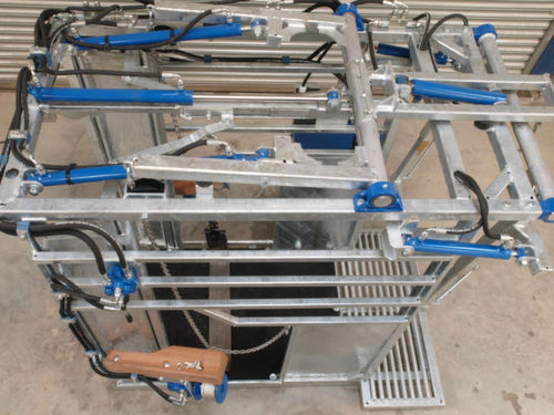 Hydraulic livestock crush - DP Agri Ltd.