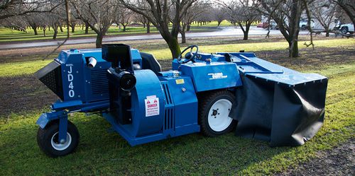Self-propelled sweeper - JD40  - Weiss McNair LLC. - nuts / front-mount