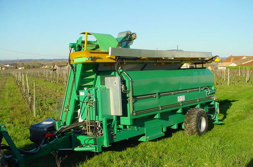 Apple harvester machine - M11  - Somaref - plum / towed