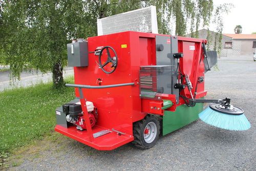 Self-propelled straw blower - GCPLA150F  - Galonnier - bedding / for sawdust / with brush