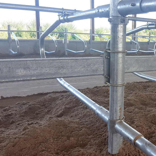 Adjustable-width free stall - Faromor Ltd